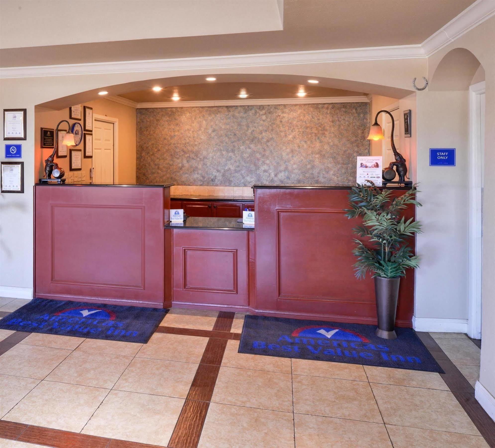Americas Best Value Inn Lubbock East Exterior foto